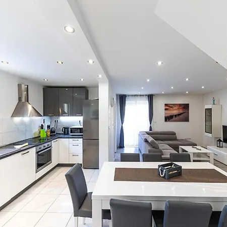 Stunning Home In Marina With Heated Swimming Pool * Marina