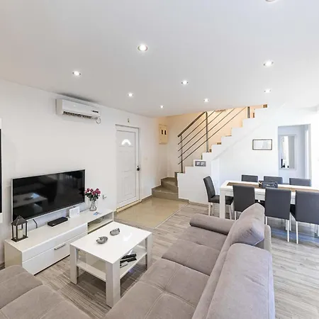 Stunning Home In Marina With Heated Swimming Pool *