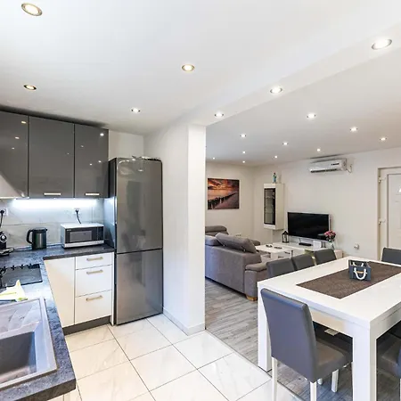 Holiday home Stunning Home In Marina With Heated Swimming Pool